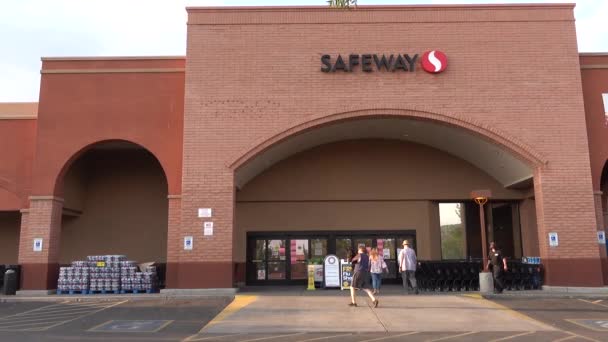 Safeway Süpermarket Müşterileri Market Vitrinine Girdi — Stok video