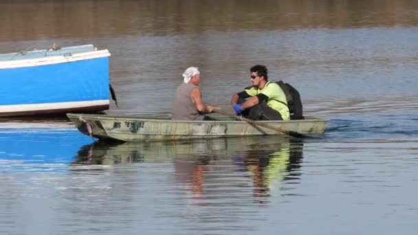 Row Tekne Kayığı Sakin Bir Nehirde Kürek Çekerken Erkekler Sohbet — Stok video