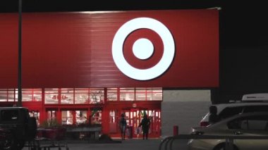 4K60fps Hedef perakende mağazası gece geç saatlerde müşteriler gelir ve gider Meşgul perakendeciler.