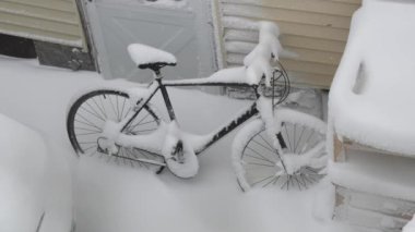 4K60fps Karla kaplı bisiklet bir sonraki sürücüyü ve daha sıcak havayı bekliyor.