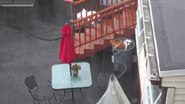 大卵石大小的冰雹伴随着暴雨在后院的庭院 楼梯和家具 音响中飘扬 — 图库视频影像