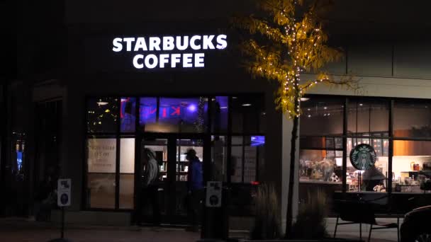 4K60Fps Starbucks Popular Night Time Coffee Shop People Walking — Stock Video