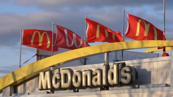 4K60Fps Mcdonald Fast Food Restaurant Střešní Vlajky Mávání Logo Společnosti — Stock video