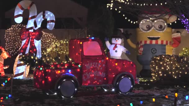 4K60Fpsクリスマス雪だるまトラック ミニオンインフレータブル休日フロントヤードの装飾ディスプレイ — ストック動画