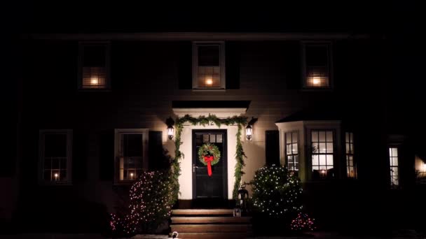 Рождественский Венок Украшает Входную Дверь Уютный Дом — стоковое видео