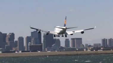  Lufthansa 747 Jumbo jet uçağı sert bir iniş yapan rüzgarda lastik yakar.