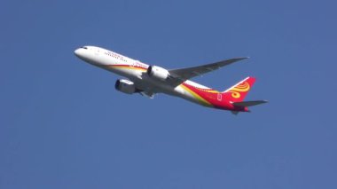 4K China Hainan Havayolları Boeing 787 Dreamliner jet uçağı kalkıyor..