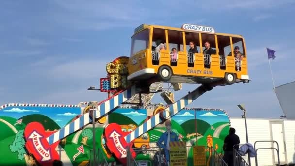 Парк Розваг Карнавал Фієста Божевільний Автобус Піднімає Пасажирів Вгору — стокове відео