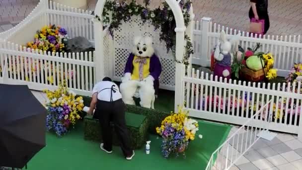 复活节兔子假日照片与孩子们保持距离和卫生由于病毒大流行 — 图库视频影像