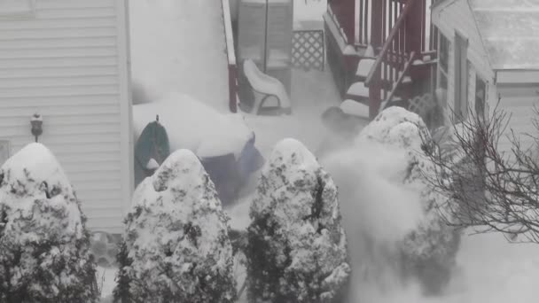 Adam Kar Temizleyici Kullanıyor Soğuk Kar Fırtınası Tipi — Stok video