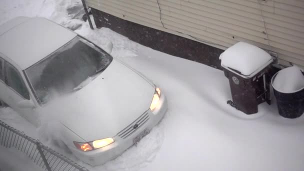 Samochód Obraca Koła Podjeździe Powodu Zimowej Burzy Śnieżnej — Wideo stockowe