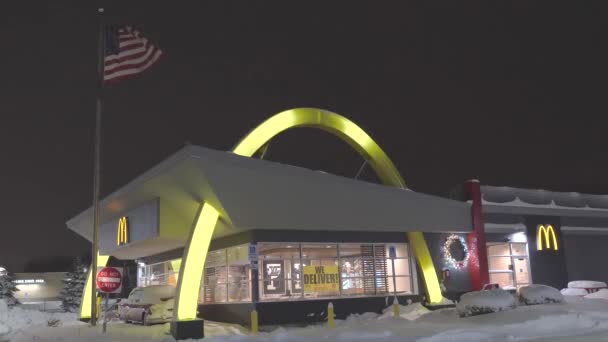 4K60Fps Ristorante Mcdonald Archi Dorati Look Retrò Con Bandiera Usa — Video Stock