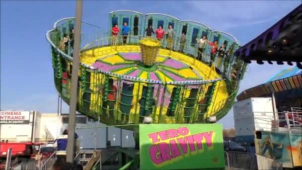 Carnival spinning thrill ride — Stock Video