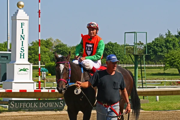 Jockey și cal câștiga cursa — Fotografie, imagine de stoc