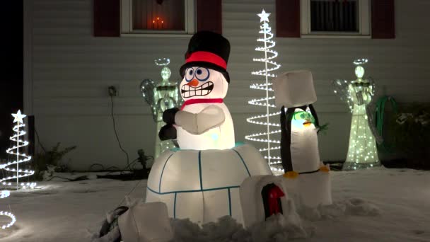 Inflatable snowman and igloo Christmas display — Stock Video