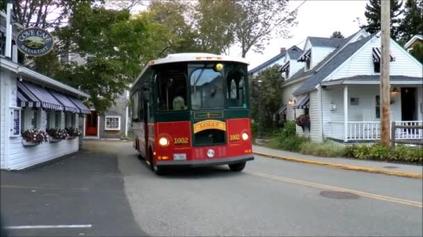 Maine trolley bus with people — Stock Video