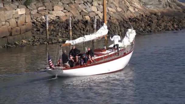 People on sailboat head out to sea — Stock Video