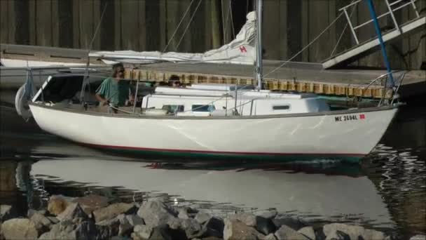 Zeilboot hoofden uit naar zee — Stockvideo