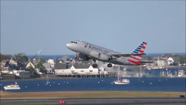 American Airlines Airbus decollare, Boston sfondo porto — Video Stock