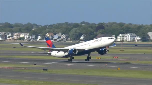 Delta Airlines Airbus lifts off from the runway — Stock Video