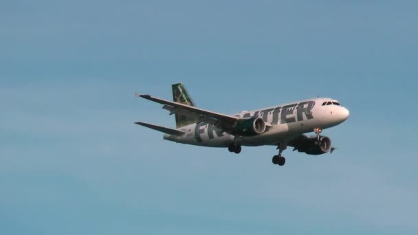 Frontier Airlines vliegtuig — Stockvideo