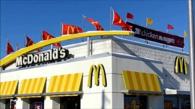 McDonalds bayrakları sallayarak çatı