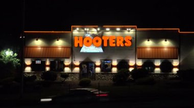 Hooters Restoran bir karayolu boyunca