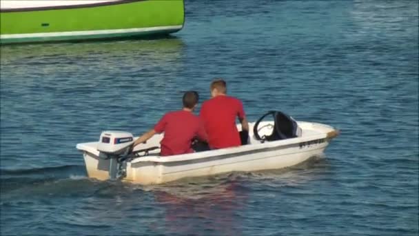 Boot Skiff reist omhoog rivier — Stockvideo