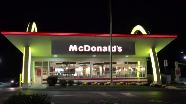 McDonalds Golden Arches — Stockvideo