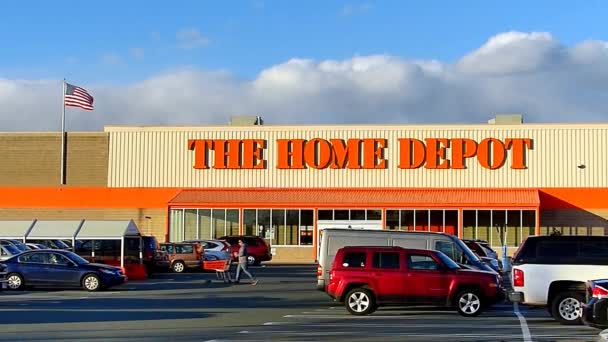 Home Depot winkel, ons vlag wapperend — Stockvideo