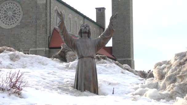 Socha se modlí za žádné další sníh — Stock video