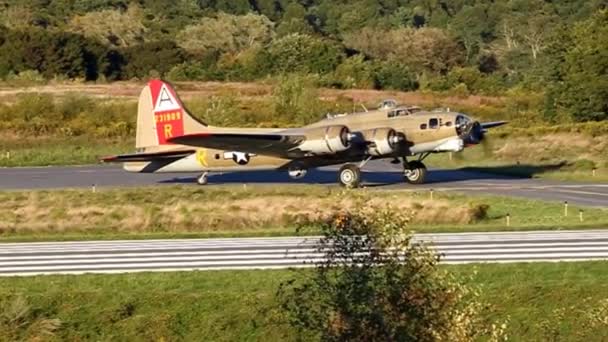 B-17 Oorlogsvogel op baan — Stockvideo