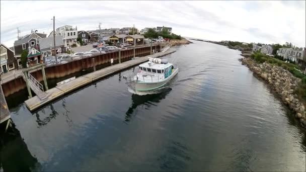 Vissersboot onder brug — Stockvideo