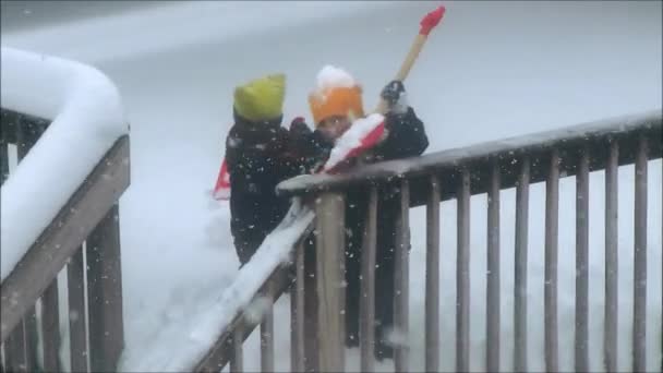Barn leker i snö — Stockvideo