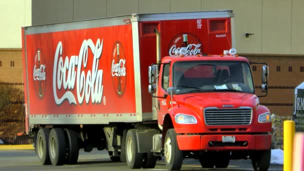 Coca cola dağıtım kamyonu — Stok video