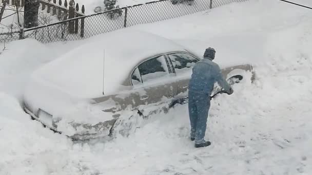 Hombre palas nieve — Vídeo de stock