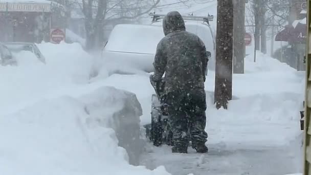 Mann benutzt Schneefräse — Stockvideo