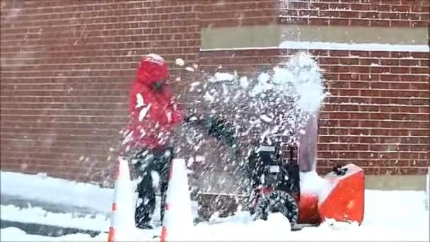 Homem usa Snowblower — Vídeo de Stock