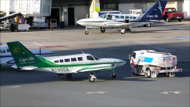 Reabastecendo Avião Pequeno — Vídeo de Stock