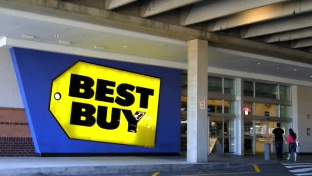 Best Buy Entered By Young Couple — Stock Video