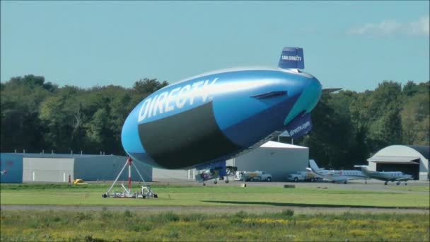 DirecTV Blimp verankerd — Stockvideo