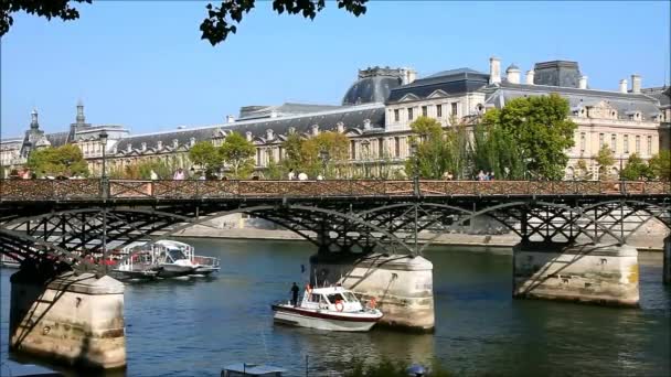Любовь запирает мост в Париже — стоковое видео