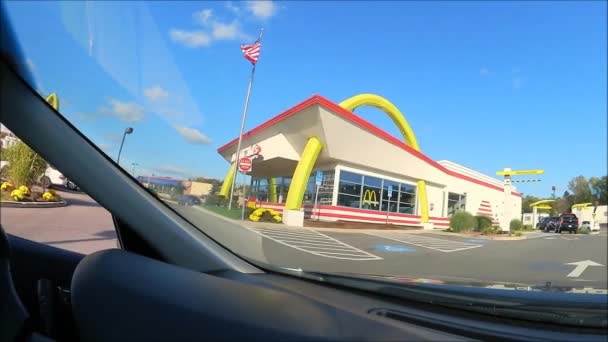 Mcdonalds Drive attraverso le lenti Fisheye — Video Stock