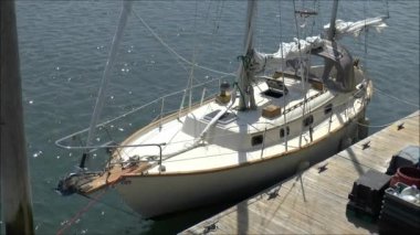 Rıhtımda demirli yelkenli