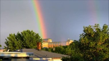 Şehir üzerinde güzel gökkuşağı