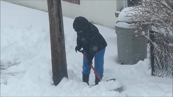 Kvinnan skyfflar snö — Stockvideo