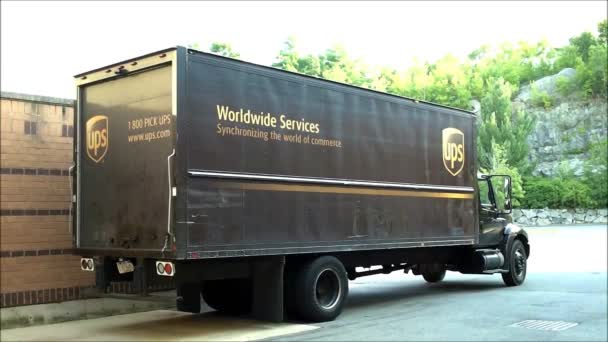 Ups Caminhão em Dock Carregando — Vídeo de Stock