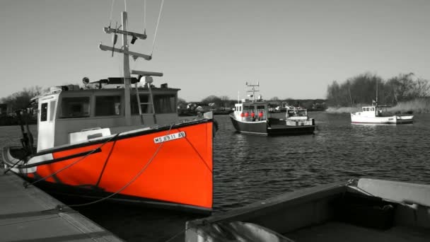 Röd fiskebåt — Stockvideo