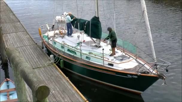 Zeilboot wordt weggespoeld en beveiligd — Stockvideo