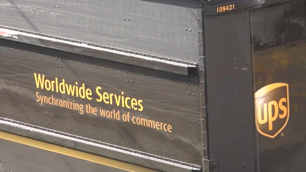 Ups camion consegna pacchetto — Video Stock